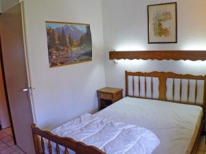 - une chambre avec un lit et une peinture murale dans l'établissement Appartement Samoëns, 2 pièces, 6 personnes - FR-1-629-22, à Samoëns