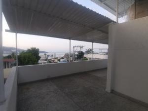 - une vue depuis le toit d'un bâtiment dans l'établissement Villa el roble, à Acapulco