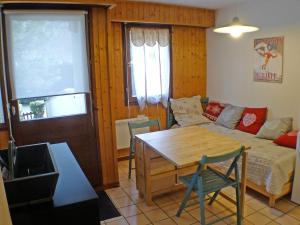 een woonkamer met een tafel en een bank bij Studio Samoëns, 1 pièce, 4 personnes - FR-1-629-55 in Samoëns