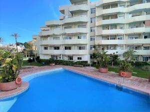 Bazén v ubytovaní Beachfront Apartment with Terrace alebo v jeho blízkosti