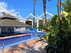 Bazén v ubytovaní Beachfront Apartment with Terrace alebo v jeho blízkosti