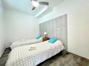 Posteľ alebo postele v izbe v ubytovaní Beachfront Apartment with Terrace