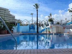 Bazén v ubytovaní Beachfront Apartment with Terrace alebo v jeho blízkosti