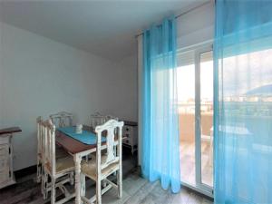 Fotografia z galérie ubytovania Beachfront Apartment with Terrace v destinácii Benalmádena