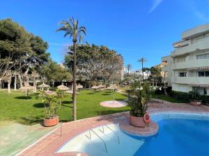 Bazén v ubytovaní Beachfront Apartment with Terrace alebo v jeho blízkosti