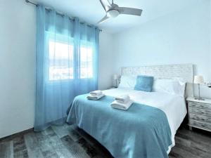 Posteľ alebo postele v izbe v ubytovaní Beachfront Apartment with Terrace