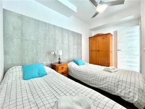 Posteľ alebo postele v izbe v ubytovaní Beachfront Apartment with Terrace