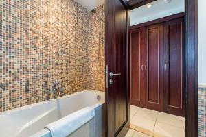 Koupelna v ubytování New! Luxury Downtown Apt Burj View & Terrace