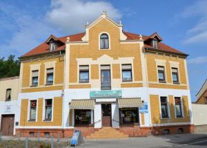 an old building on the corner of a street at Zach Junior in Lübbenau