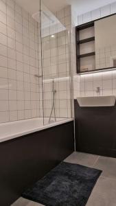 Ett badrum på Modern Stylish Apartment in Birmingham