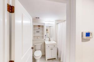 德斯坦的住宿－Baytowne Wharf - Market Street Inn #336，白色的浴室设有卫生间和水槽。