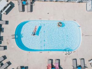 - une vue sur la piscine pour 2 personnes dans l'établissement Anchor Inn Motel, à Île au chêne
