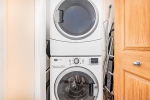 a washing machine and a dryer in a room at Harmony Hills #237 in Anchorage