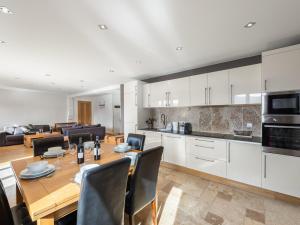 Una cocina y un comedor con mesa y sillas. en Appartement spacieux 6 pers, terrasse sauna proche pistes - FR-1-640-2, en Val Thorens 12 fotos más