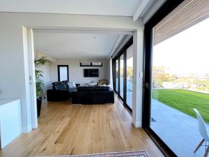 uma sala de estar com uma grande porta de vidro deslizante em Balgowlah Paradise Apartment em Sydney