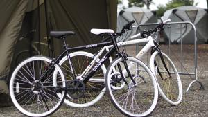 Dos bicicletas están estacionadas al lado de una tienda. en THE DAY POST GENERAL GLAMPING VILLAGE Yamanakako, en Yamanakako