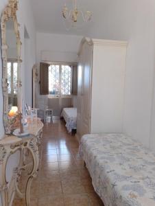 Villetta rizzo في Capilungo: غرفة نوم بسريرين وطاولة ومرآة
