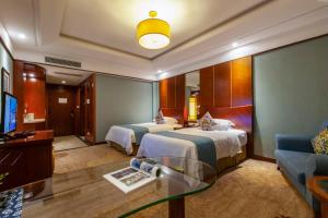 een hotelkamer met 2 bedden en een bank bij Luoxingge Narada Hotel in Jiashan