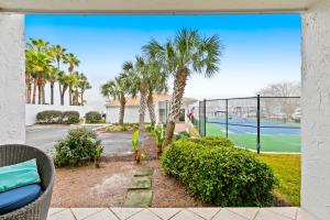 - une vue sur un court de tennis avec des palmiers dans l'établissement Dolphin Point 105A, à Destin