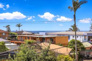 - une vue sur les maisons d'une banlieue bordée de palmiers dans l'établissement Newly Built Spacious Beach Home, à Entrance