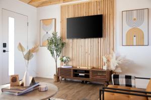 TV o dispositivi per l'intrattenimento presso Mojave Midnight Oasis