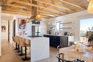 Cucina o angolo cottura di Mojave Midnight Oasis