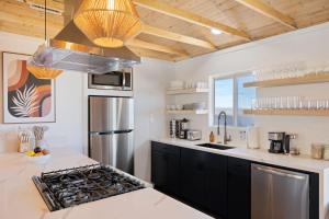 Cucina o angolo cottura di Mojave Midnight Oasis