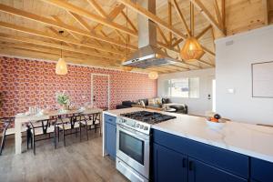 Cucina o angolo cottura di Mojave Midnight Oasis