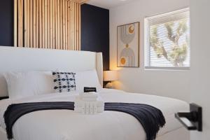 Letto o letti in una camera di Mojave Midnight Oasis