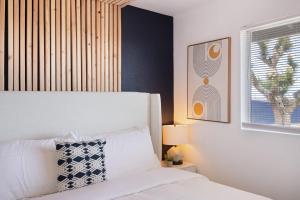 Letto o letti in una camera di Mojave Midnight Oasis