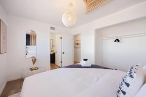 Letto o letti in una camera di Mojave Midnight Oasis