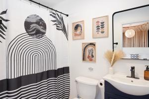 bagno con tenda da doccia in bianco e nero di Mojave Midnight Oasis a Joshua Tree Altre 37 foto