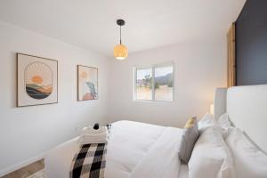 Letto o letti in una camera di Mojave Midnight Oasis