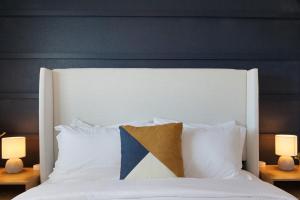 Letto o letti in una camera di Mojave Midnight Oasis