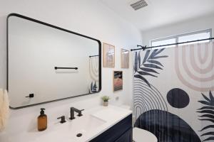 un bagno con un lavandino e un grande specchio di Mojave Midnight Oasis a Joshua Tree