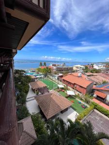 uma vista aérea de um resort com um parque infantil em Apartamento Barra Bali Resort na Barra de São Miguel