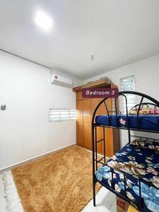 een kamer met een stapelbed en een kamer met een bed bij ASFA Guesthouse in Alor Setar