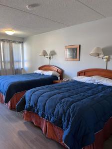 เตียงในห้องที่ Knights Inn - Park Villa Motel, Midland