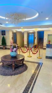a large lobby with a red ropeyrinth at بيوتات الحور للشقق المخدومة in Taif