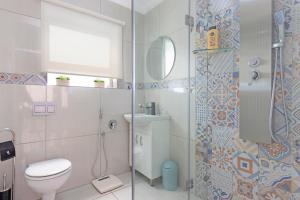 een badkamer met een toilet en een glazen douche bij Marigold - No Load Shedding in Brackenfell