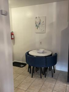 a small table and chairs in a room at Cozy 2 Bedroom, Minutes from Capitol Hill in Washington