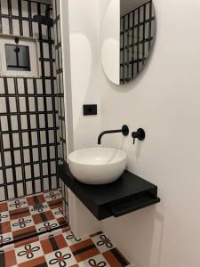 uma casa de banho com um lavatório branco e um espelho. em Meh Luxury apartment city centre Bari em Bari