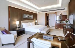 天津的住宿－天津京基皇冠假日酒店，配有一张床和一张书桌的酒店客房