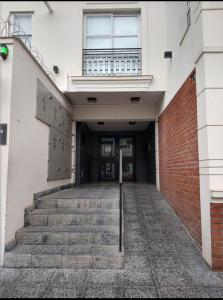 pasillo de un edificio con escaleras y balcón en Departamento Canela en Salta