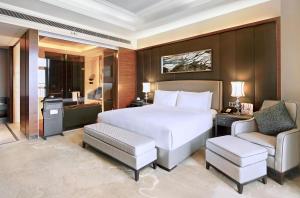 Säng eller sängar i ett rum på Crowne Plaza Tianjin Jinnan, an IHG Hotel