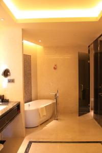 A bathroom at Crowne Plaza Tianjin Jinnan, an IHG Hotel