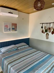 um quarto com uma cama num quarto em CHALEVILLE Coqueiro 46 em Luís Correia