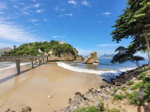 a view of a beach with a bridge at Apartamento em Niterói - Boa Viagem in Niterói