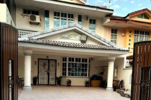 una casa con una puerta principal y una puerta en GoldMary 10pax@TebrauCity/Aeon/Toppen/ikea/JB, en Johor Bahru