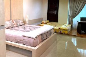 1 dormitorio con 2 camas en una habitación en GoldMary 10pax@TebrauCity/Aeon/Toppen/ikea/JB, en Johor Bahru